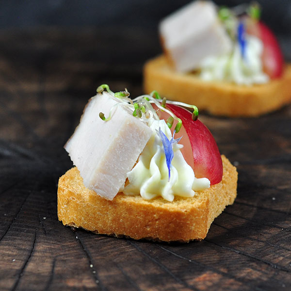 Канапе с курицей, виноградом и крем-чизом