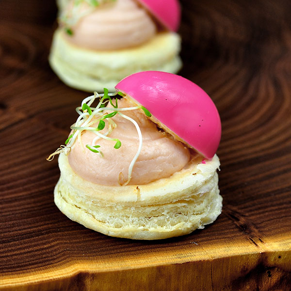 Буше с креветочным муссом и перепелиным яйцом